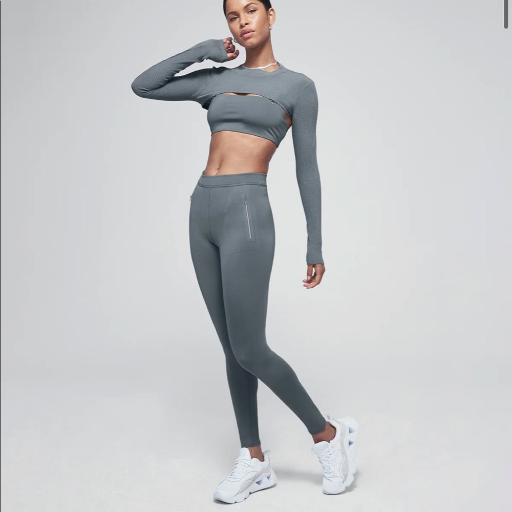 Thrill seeker Alo yoga bra and leggings set